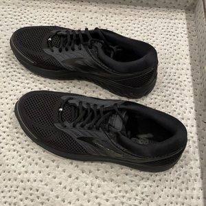 Brooks Addiction 13, new in box, men’s size 8 2E, wide